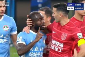 現(xiàn)場(chǎng)球迷朝阿奇姆彭學(xué)猴子叫+罵黑鬼+豎中指，導(dǎo)致比賽一度中斷