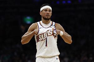 下場(chǎng)打不敗馬刺！布克：此前從未遇到這樣情況 看了文班高光集錦