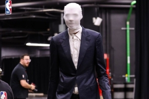 文班cos瘦長(zhǎng)鬼影！球員萬圣節(jié)經(jīng)典裝扮 你給打幾分？