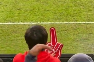 會(huì)嚴(yán)懲歧視行為？李璇：中足聯(lián)重要官員在蓉城vs河南比賽現(xiàn)場(chǎng)