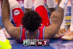 過分了嗷！小白沖搶恩比德犯規(guī) 恩比德直接作出投籃姿勢&夸張摔倒