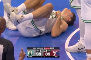 不講武德！恩比德被犯規(guī)后空中蜷縮 踢到對方敏感部位&感覺很疼