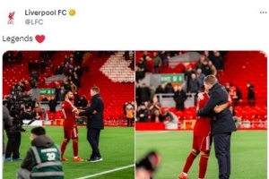 傳奇！利物浦2-0勝維拉賽后杰拉德與薩拉赫場邊交流并擁抱