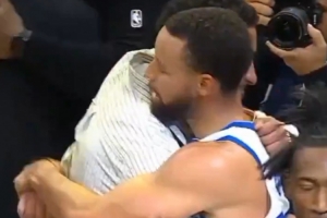 聊了點啥？庫里賽后和哈利伯頓擁抱寒暄 后者喜笑顏開