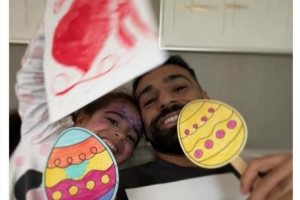 享受溫馨家庭時(shí)光！薩拉赫社媒曬陪伴女兒玩耍照片