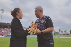 定南贛聯(lián)為守門員教練李偉舉行退休儀式，其從事職業(yè)教練36年