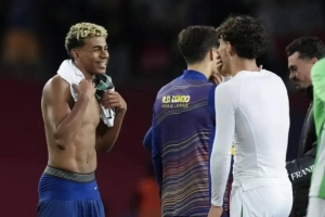 老友相見！每體：佩尼亞和福特在賽后與巴薩的前隊友們擁抱致意