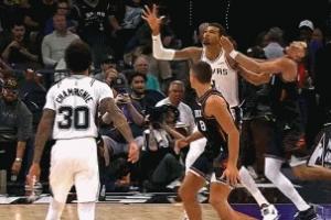 危險(xiǎn)了！文班低位要位揚(yáng)手打翻布克 被吹進(jìn)攻犯規(guī)&本場(chǎng)第4次犯規(guī)