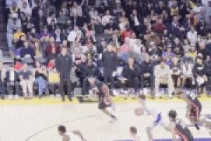 場(chǎng)邊老詹瞬間起立鼓掌！布朗尼接里夫斯傳球 生涯首次空接暴扣！