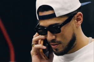 主場(chǎng)迎戰(zhàn)馬刺！布克戴著墨鏡出場(chǎng)大哥范十足 鄧恩黑色小皮鞋亮眼