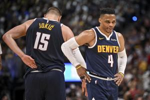 掘金播放視頻感謝致敬威少！威少拍胸揮手致意 全場球迷起立歡呼