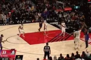 視野可以！布朗尼突破助攻八村塁命中底角三分