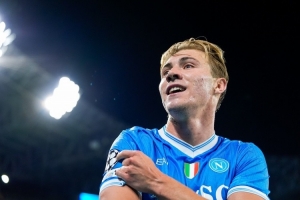 意媒編輯：霍伊倫深受球迷歡迎，孔蒂激勵球員的方式讓他很開心