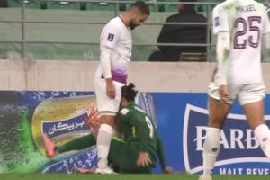 少兒不宜！張玉寧上半場(chǎng)與對(duì)方球員發(fā)生肢體沖突，兩人各吃一黃