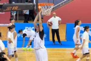 張子宇熱身將雙手扣在籃板上拉伸??賽中包夾她的防守人無奈笑了