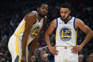 杜庫(kù)未來(lái)誰(shuí)進(jìn)歷史前十？楊毅：現(xiàn)在他倆都進(jìn)不了 但關(guān)鍵球我選KD