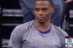 垃圾時(shí)間了！國王替補(bǔ)席威少一臉嚴(yán)肅&施羅德?lián)u頭