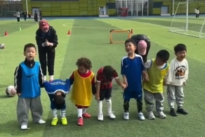 從娃娃抓起！河南隊(duì)三大外援今天去幼兒園指導(dǎo)小朋友踢球