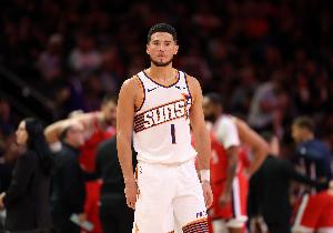 布克賽季場(chǎng)均29.3分4.7板7.2助 三項(xiàng)命中率分別是50%/41%/87.2%