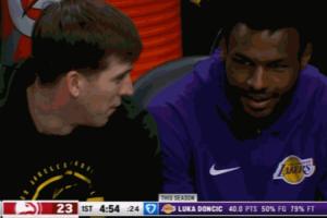 聊啥呢？東契奇罰球不進 里夫斯和布朗尼小聲蛐蛐 后者會心一笑