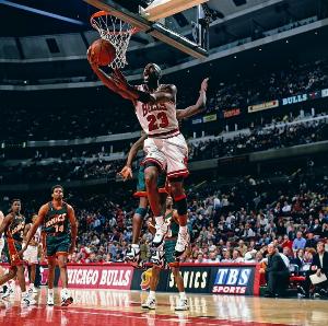 聊數(shù)據(jù)繞不開我！37年前的今天喬丹砍下52分9斷