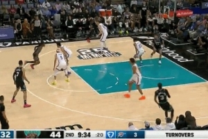 這是你的特點(diǎn)！莫蘭特單打切特 閃電突破輕松左手上籃！