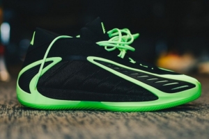 森林狼官方曬出愛德華茲今日戰(zhàn)靴 自帶夜光特效的AE 2