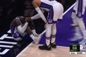 ??哥我身體沒你那么好！施羅德剛崴腳 威少握著手不放想拉起他