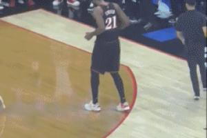 先別高興 還沒贏呢！恩比德得知巴恩斯6犯離場后搖頭晃腦跳起恰恰