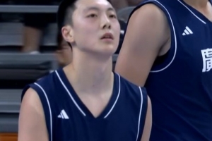 突破犀利！胡明軒半場(chǎng)9中6拿到兩隊(duì)最高14分外加1板3助