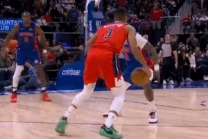 要終結(jié)比賽？麥科勒姆變向突破 輕松拋投命中&奇才領(lǐng)先5分！