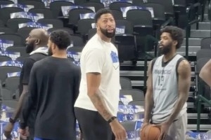 濃眉明顯發(fā)福！達(dá)拉斯球迷：我們這兒有最好的廚師 AD換布朗尼！