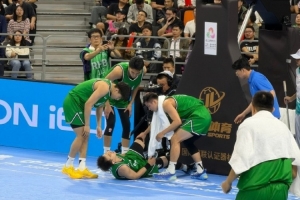 望無大礙！趙繼偉遭遇大腿拉傷 被攙扶回更衣室