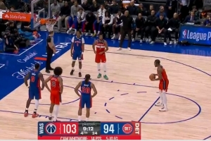 盡顯暴力美學(xué)??！白魔底線突破騰空 折疊拉滿弓雙手炸裂暴扣！