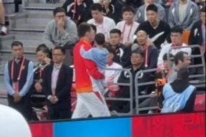 太有愛了！周琦帶孩子出席全運(yùn)會(huì)頒獎(jiǎng)儀式