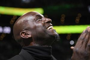 狼王對(duì)甜瓜說(shuō)“你老婆像甜甜圈”？皮爾斯：垃圾話(huà)別涉及妻子孩子