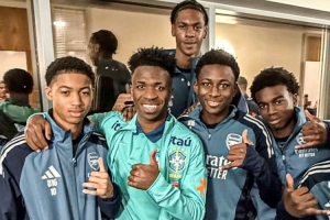 維尼修斯隨巴西隊在阿森納基地訓(xùn)練，與槍手青訓(xùn)小將合影