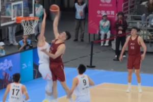 球迷視角看余嘉豪單手暴力扣翻胡金秋??落地后還目露兇光