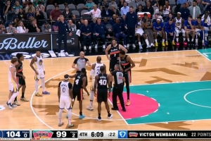 小機靈鬼！波杰姆斯基和文班爭球 試圖作弊讓霍福德代替但未果