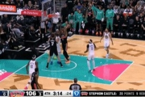 真是夠不到！文班亞馬自投自搶 舉著胳膊一搶二輕松補籃！