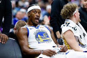 ??路走寬了！巴特勒籃下給球隊(duì)老大波杰姆斯基讓籃板