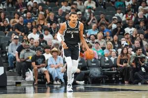 無解命題！文班亞馬面對追夢翻身后仰漂移跳投穩(wěn)穩(wěn)命中