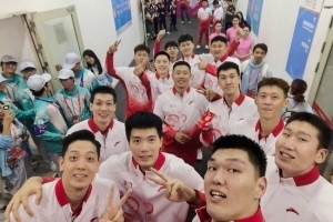 溢出屏幕的喜悅！徐杰曬球隊(duì)奪金后合影：廣東兄弟一起贏！