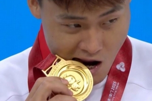 這次咬的是自己的！4年前的全運(yùn)會(huì)上 趙睿曾咬過周琦的金牌