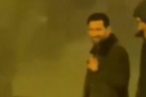 球迷在諾坎普外偶遇梅西和德保羅，梅西沖鏡頭微笑點贊揮手??