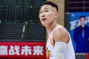 賀希寧：在杜鋒的要求下我瘦了14斤 有責(zé)任為廣東籃球做好傳幫帶