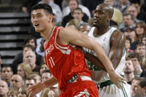 楊毅：姚明有次假裝受傷實(shí)則回更衣室拉了 但傳唱度比不上皮爾斯