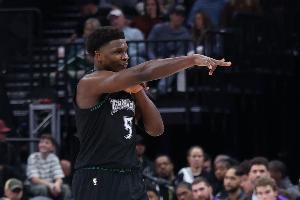 大陀螺！愛德華茲拿球連續(xù)轉(zhuǎn)身 晃開防守上籃打中