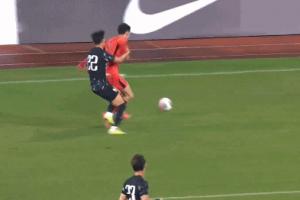 不慣著！韓國球員挑釁拜合拉木，留洋荷乙的王博豪出頭將其撞倒