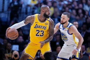 詹姆斯職業(yè)生涯為何如此長久？奧尼爾：現(xiàn)在NBA對抗少 他也很自律